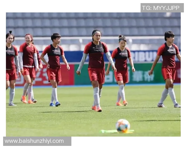 给中国女足送足球球星的背后故事：他们为何选择为女足加油助力